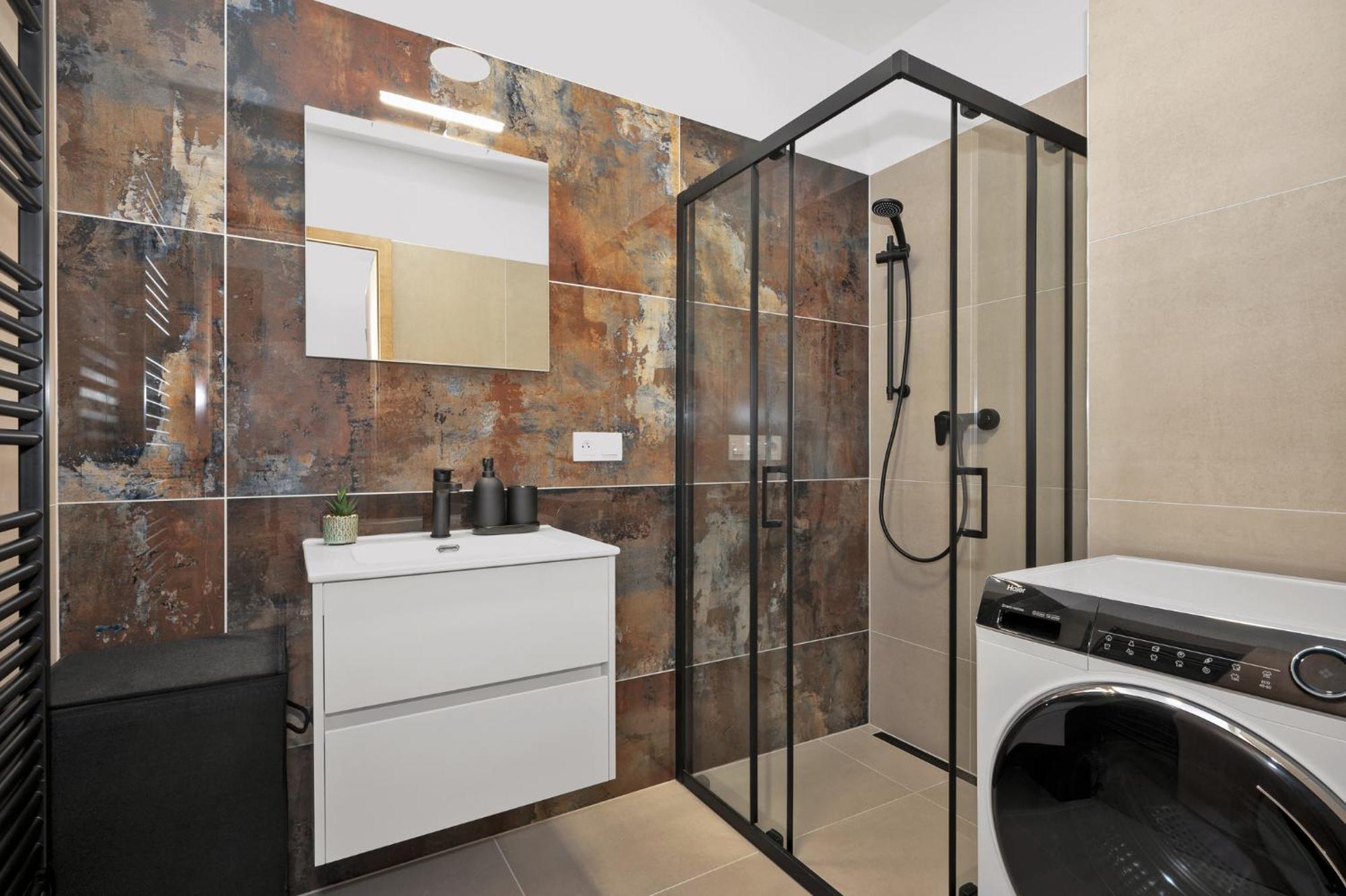 Fully Equipped Apartments With Terraces, Free Garage Parking, Netflix & Ac - By Apartmany Slapanice Cz Exteriör bild