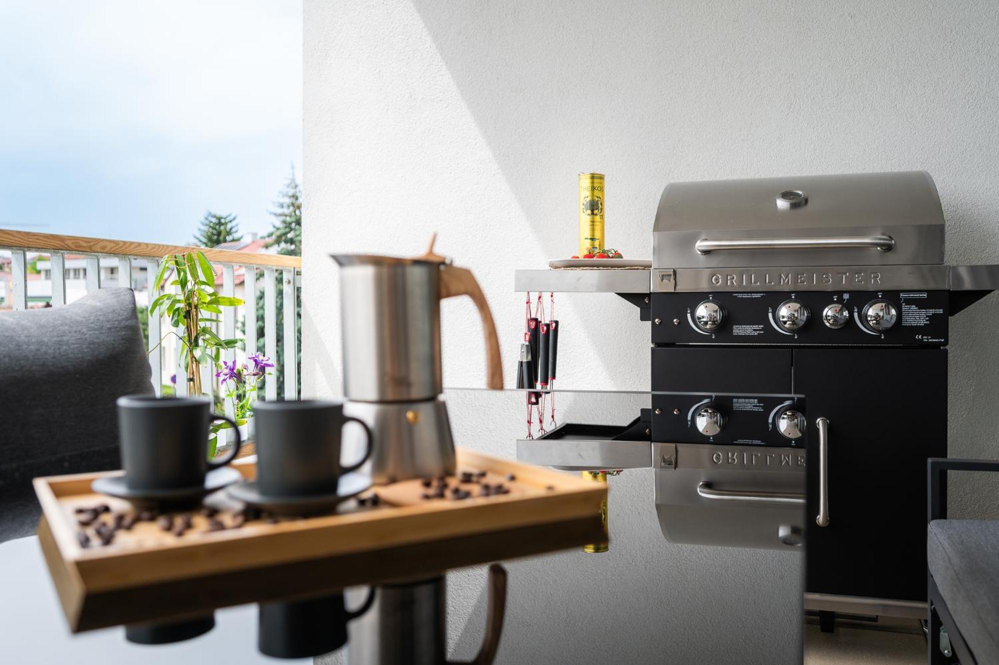 Fully Equipped Apartments With Terraces, Free Garage Parking, Netflix & Ac - By Apartmany Slapanice Cz Exteriör bild